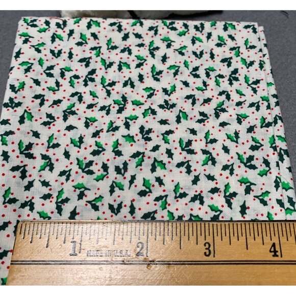 Holly & Berry Christmas Fat Quarter Cotton Fabric 18x22 White Green & Red Festiv - Picture 2 of 3
